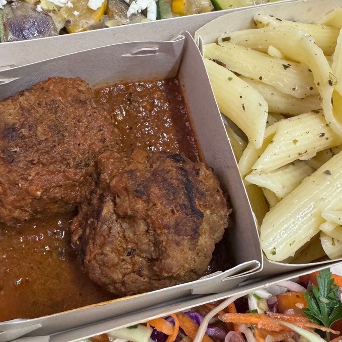 Almuerzo Como en Casa con pollo a la plancha, verduras asadas y ensalada fresca